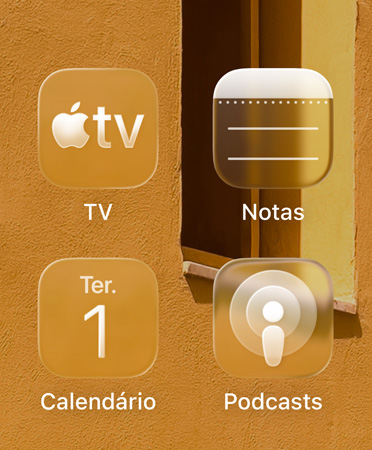 Grade com quatro ícones translúcidos dos apps Apple TV, Notas, Calendário e Podcasts refratando o fundo