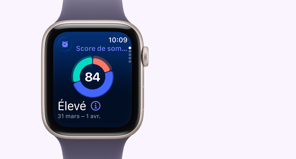 Apple Watch SE 3, boîtier en aluminium, comète, écran affichant le graphique circulaire du score de sommeil, côté droit extérieur, Digital Crown, bracelet sport, brume violette