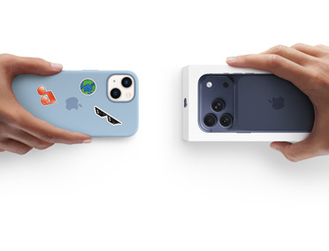 Deux mains échangeant un iPhone 13 avec étui en silicone, autocollants à l’arrière, contre un iPhone 17 Pro neuf dans sa boîte.