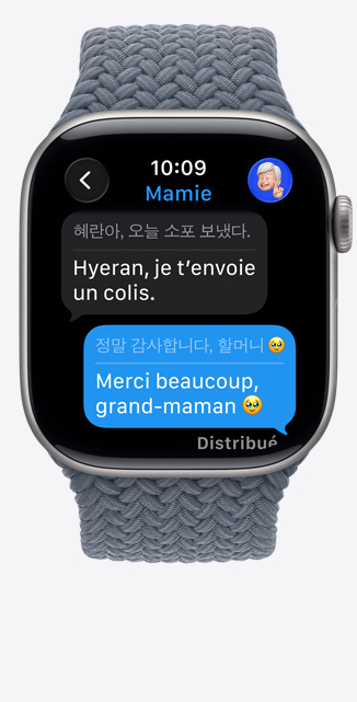 Apple Watch Series 11, boîtier en aluminium gris cosmique, la fonctionnalité de traduction en direct fait passer la langue dans iMessage au français, bracelet solo tressé, bleu nautique