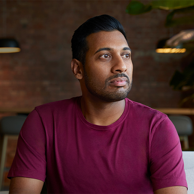 Amar 坐在室内，看向自己的左侧。