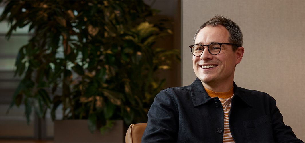 Dan 微笑着坐在扶手椅上，看向自己右侧的人。