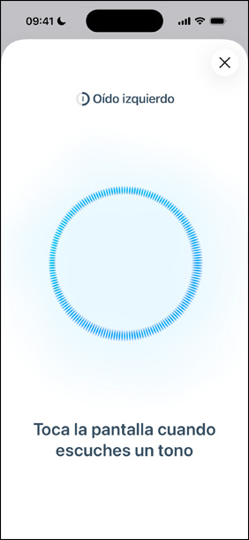 Un iPhone muestra una Prueba de Audición en progreso junto a unos AirPods Pro 3