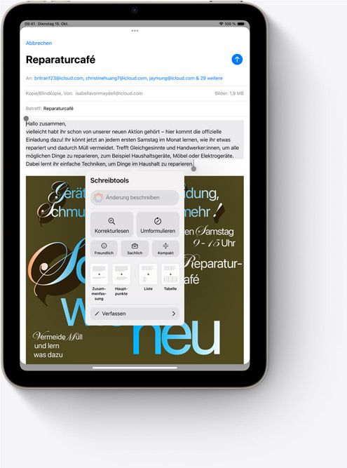 Ein iPad mini zeigt die Schreibtools in Mail, ein neues Apple Intelligence Feature.