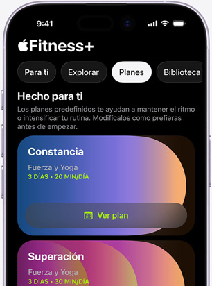 La app Apple Fitness+ en un iPhone muestra la pantalla de la pestaña Planes con los planes Constancia y Superación en Hecho para ti