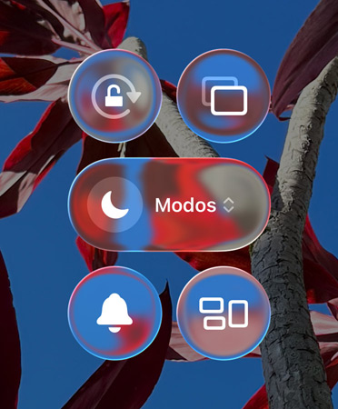 Pantalla de inicio de un iPhone a todo color con apps y widgets transparentes gracias a Liquid Glass