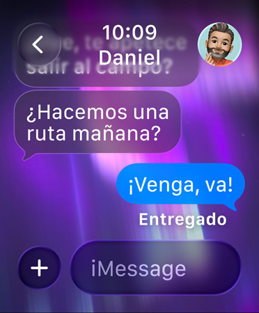 Imagen de una aurora boreal como fondo de un chat grupal en Mensajes