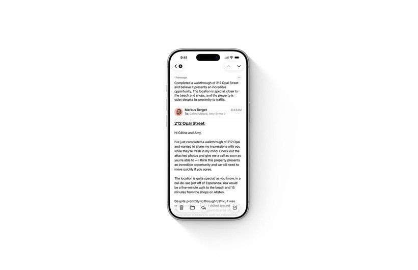 Trois iPhone affichant des fonctionnalités Apple intelligence: résumé d’un message vocal, enregistrer et résumer des notes et des appels, et résumer un e-mail