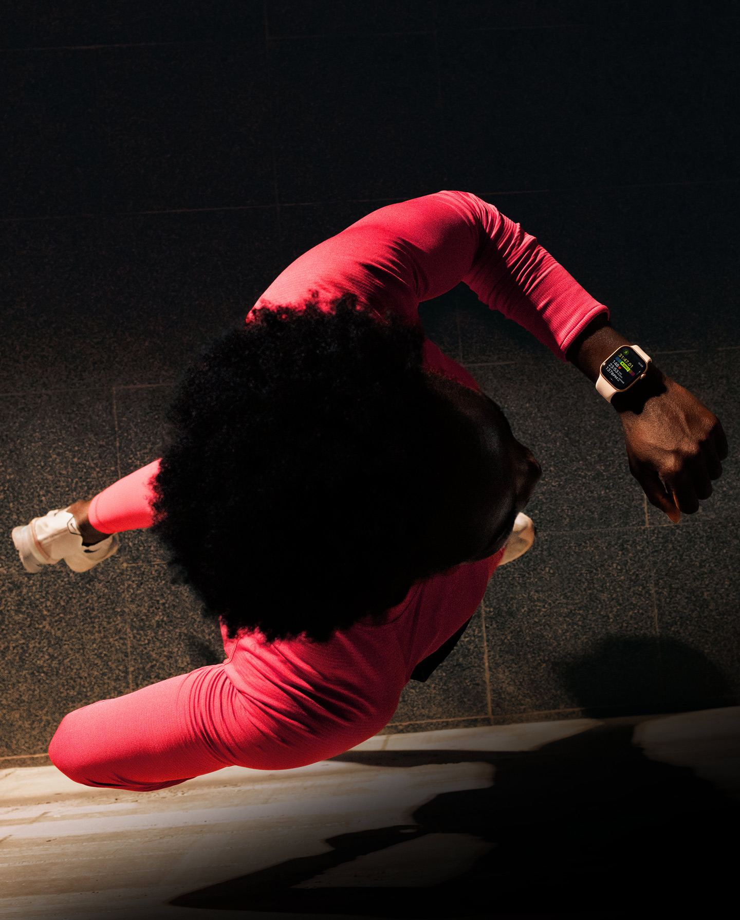 Iemand bekijkt de voortgang in de Work‑out-app op Apple Watch Series 11 tijdens het hardlopen