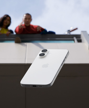 Een zilverkleurige iPad Air achtergelaten in een opbergzak van een passagiersstoel