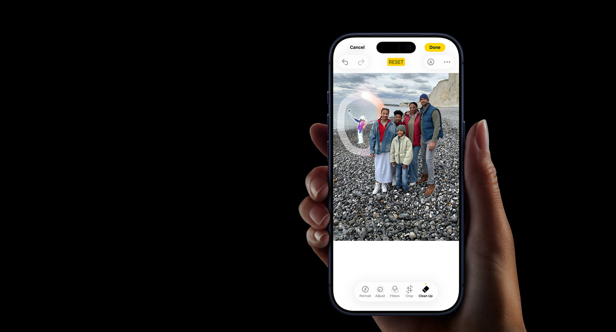 Une main tient un iPhone 17 Pro, montrant la fonctionnalité Traduction en direct d’Apple Intelligence pendant un appel téléphonique
