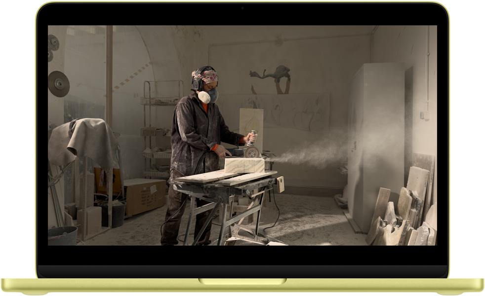 MacBook Neo, Farbe Zitrus, Szene aus der Serie Pluribus auf dem Display