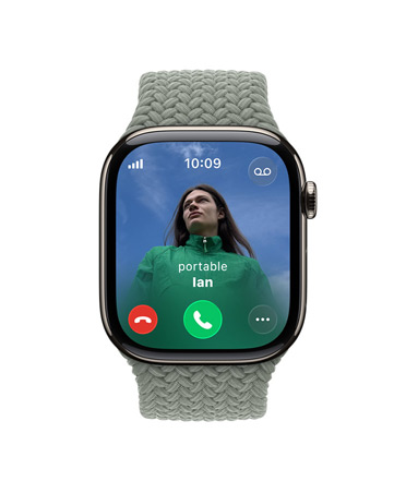 Apple Watch Series 11, couleur naturel, boîtier en titane, appel entrant, photo du contact, boutons accepter et refuser, côté droit, Digital Crown, Bracelet Boucle unique tressée gris vert