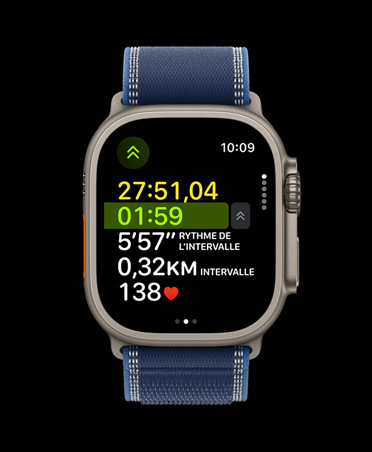 Apple Watch Ultra 3, finition naturelle, boîtier en titane, données avancées d’un exercice de Course en plein air, bracelet, Boucle Trail, coloris bleu/bleu vif