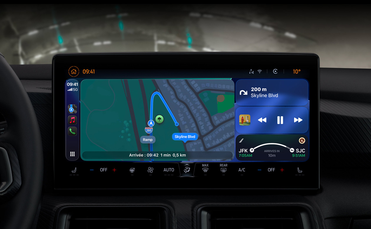 CarPlay dans une voiture affichant des directions sur Plans, Apple Music, des informations de vol et des widgets