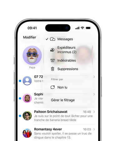 Un iPhone, la partie supérieure visible aux deux tiers, l’écran affiche l’app Messages avec le menu incrusté de la nouvelle fonctionnalité d’outils de filtrage
