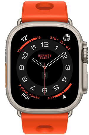 Apple Watch Hermès Ultra 3，Circulaire 指針錶面 (時針、分針、秒針；複雜功能：天氣、健身記錄圓圈、巴黎時間、紫外線指數)，配備原色鈦金屬錶殼；右側外觀、數碼錶冠、凸起的側邊按鈕；配搭 Orange Néon 霓虹橙色 (亮橙色) Scub'H Diving 錶帶，採用模造橡膠物料製成，錶帶中間有舷窗式圓孔