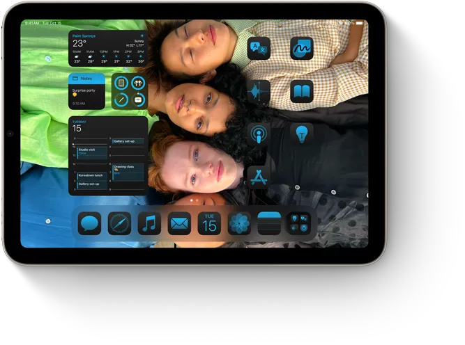 iPad mini 展示各個 app 和小工具，與主畫面的自訂背景圖片完美配襯。