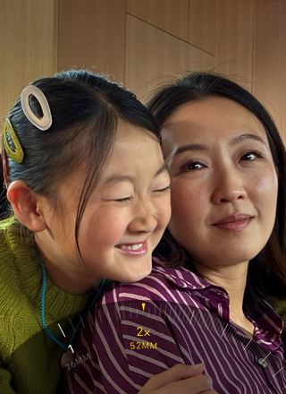  Značajka 2x telefoto u upotrebi, zumiranje na dvije osobe koje se grle