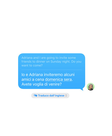 Traduzione in tempo reale in Messaggi con il messaggio di testo dell’utente “Adriana and I are going to invite some friends to dinner on Sunday night. Do you dare to come?” tradotto automaticamente in spagnolo