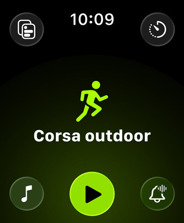 Nuovo layout dell’app Allenamento. Sfondo nero, un pulsante verde a ogni angolo per accedere ad avvisi, musica, esperienze, allenamenti personalizzati o parametri. Al centro un’icona verde con una persona che corre, sotto si notano la scritta bianca Corsa outdoor e il pulsante verde di avvio