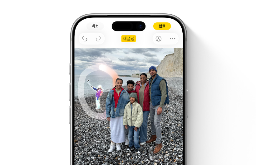 사진 배경에서 제거하려고 선택한 대상이 하이라이트 표시되어 있는 클린업 기능 UI