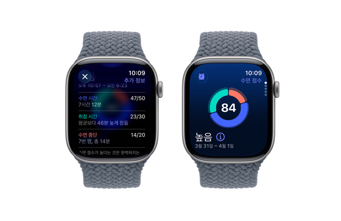 수면 점수 알림이 표시되고 오른쪽 옆면 외관에는 Digital Crown이 보이는 스페이스 그레이 색상 알루미늄 케이스의 Apple Watch Series 11, 그리고 앵커 블루 색상 브레이드 솔로 루프