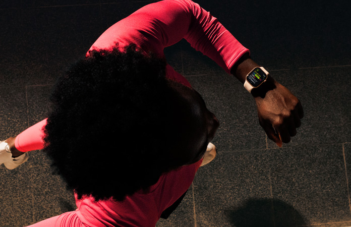 러닝을 하며 Apple Watch Series 11 운동 앱에서 진행 상황을 확인하는 사람의 모습