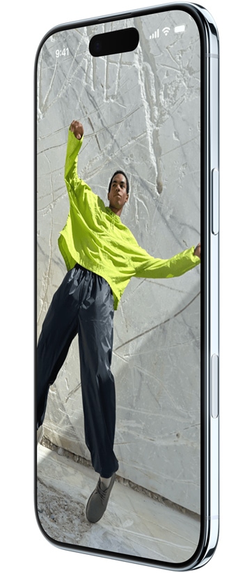 „iPhone Air“, priekinė pusė, šoninė pusė, su programomis „Žemėlapiai“, „Muzika“ ir „Apple TV+“, demonstruoja naudojamą programų perjungiklio funkciją