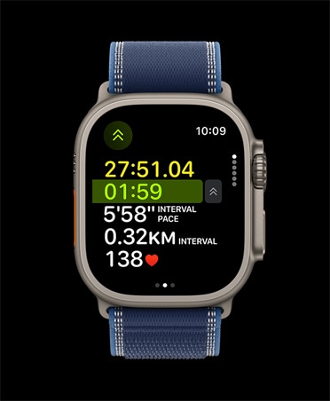Apple Watch Ultra 3, dabīga krāsa, titāna ietvars, detalizēti Outdoor Run treniņa rādītāji, siksniņa, Trail Loop siksniņa, zila/spilgti zila krāsa
