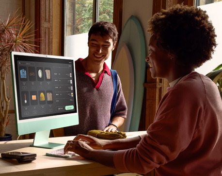 شاشة بزجاج معالج بتكنولوجيا النانو مستخدمة في غرفة ذات إضاءة ساطعة.