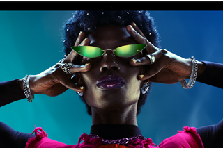 شاشة ملونة على MacBook Pro تُظهر شخصاً يتفاعل بحماس مع الجمهور في إحدى الحفلات، ما يبرز حيوية شاشة ريتنا ليكويد XDR النابضة بالحياة