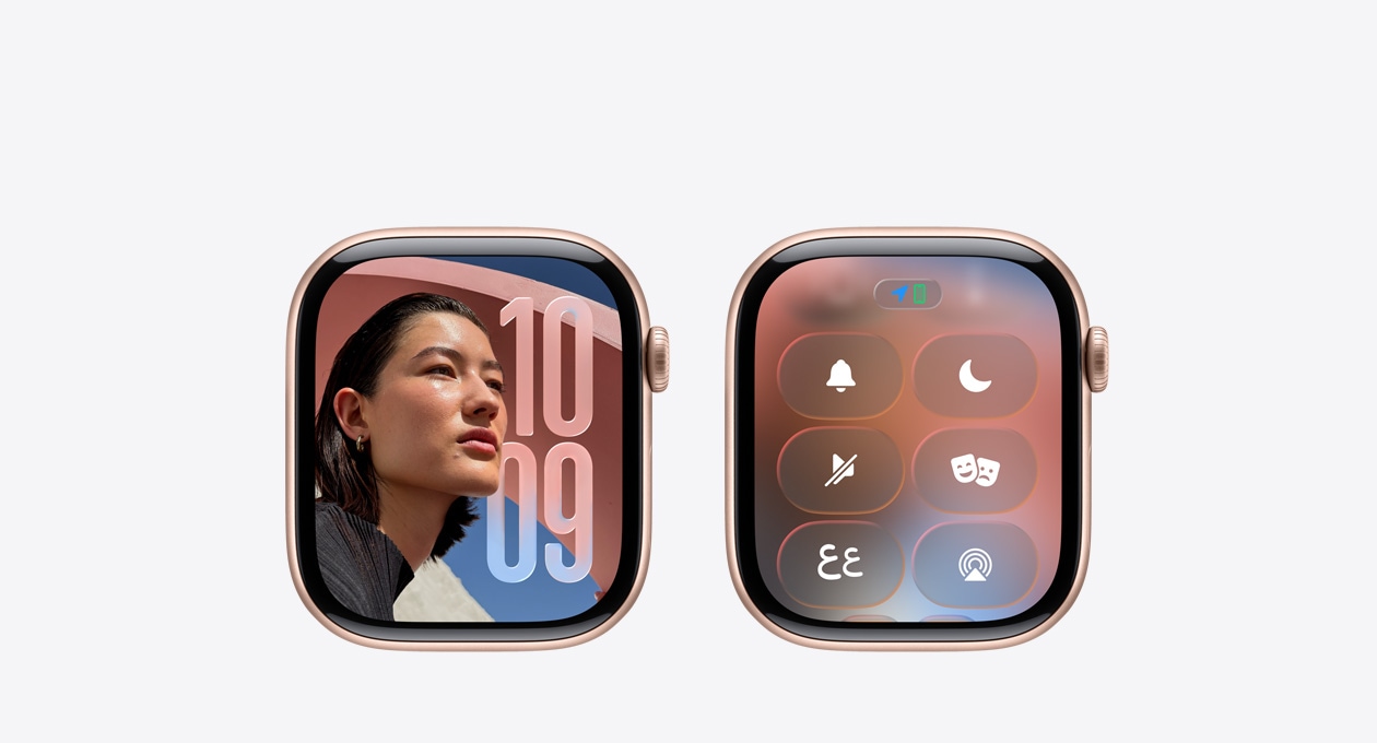 صورة لساعة Apple&nbsp;Watch باللون الذهبي الوردي من دون حزام، ويظهر تطبيق الساعة على واجهة الساعة ويعرض تصميم Liquid&nbsp;Glass الجديد لنظام watchOS&nbsp;26‏