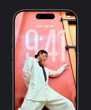 Pantalla bloqueada de un iPhone que muestra la hora adaptada a la foto de la pantalla bloqueada