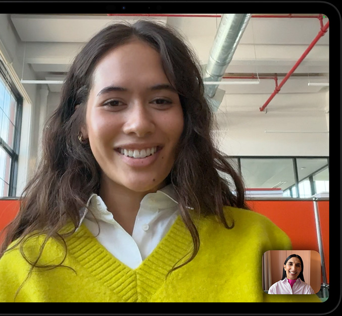 iPad Pro, dispunere orizontală, exterior frontal, culoare Negru cosmic, colțuri rotunjite, ramă a ecranului neagră, ecran care afișează Apple TV+ redând o scenă din filmul original Apple TV+ Highest 2 Lowest, cu ASAP Rocky în rolul lui Yung Felon, cântând la microfon