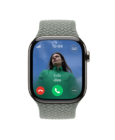 Apple Watch Series 11, ตัวเรือนไทเทเนียมธรรมชาติ, สายเรียกเข้า, รูปผู้ติดต่อ, ปุ่มรับและปฏิเสธสาย, ภายนอกด้านขวา, Digital Crown, สายแบบ Braided Solo Loop สีเทาเขียว