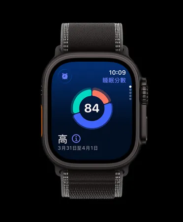 黑色鈦金屬錶殼搭配黑色配木炭色越野錶環的 Apple Watch Ultra 3，螢幕顯示睡眠分數圓形圖表