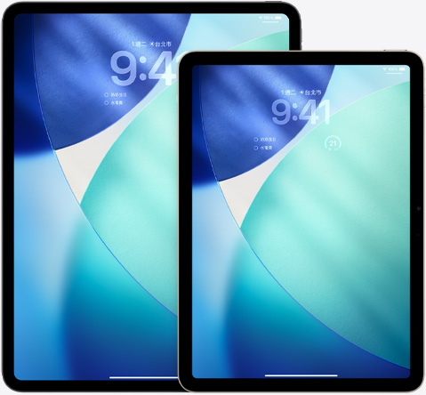 iPad Pro 和 iPad Air 並排放置，直向放置的 iPad Air 疊放在 iPad Pro 前方，鎖定畫面以半透明的 Liquid Glass 效果顯示時間