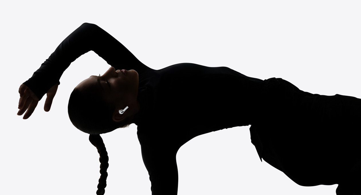 Una persona escuchando música mientras baila con unos auriculares inalámbricos AirPods Pro 3