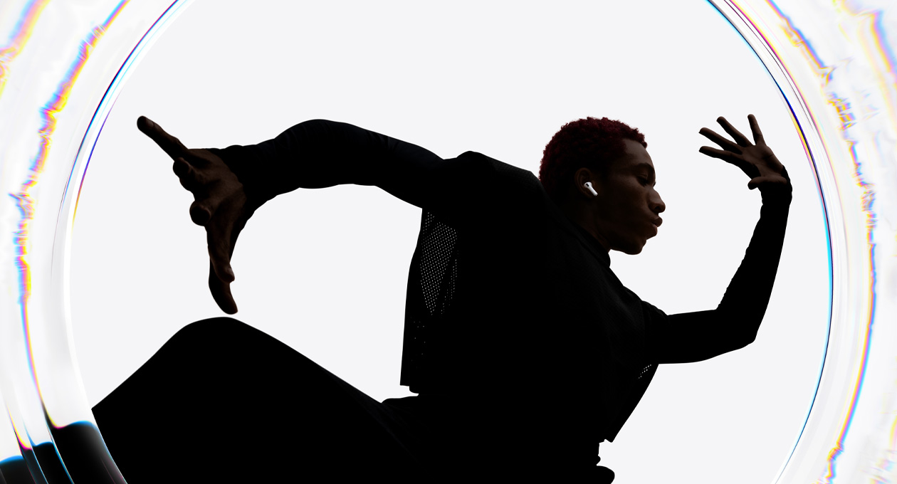 Una persona que lleva unos AirPods Pro 3 baila al ritmo con los brazos extendidos