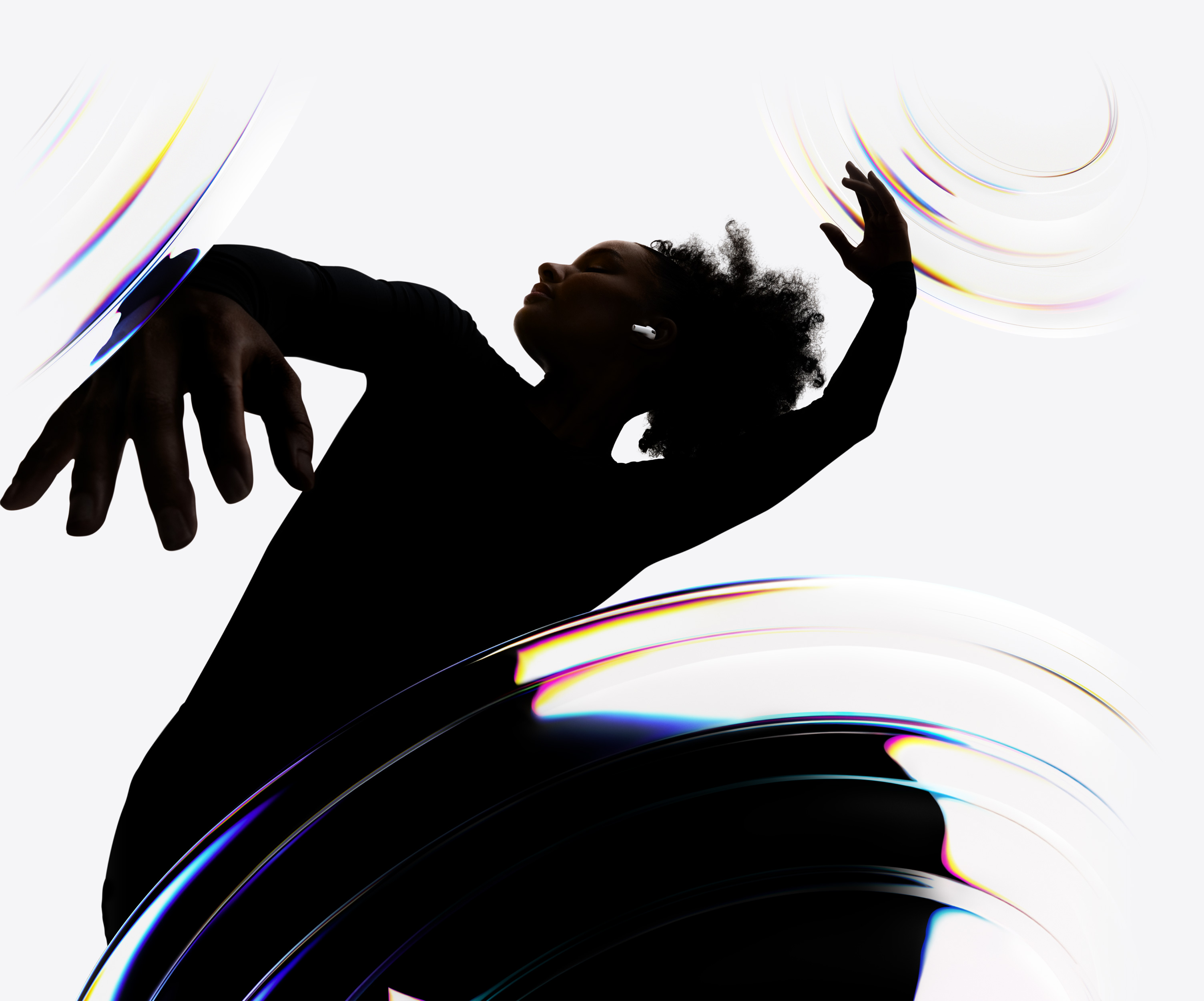 Una persona escuchando música mientras baila con unos auriculares inalámbricos AirPods Pro 3