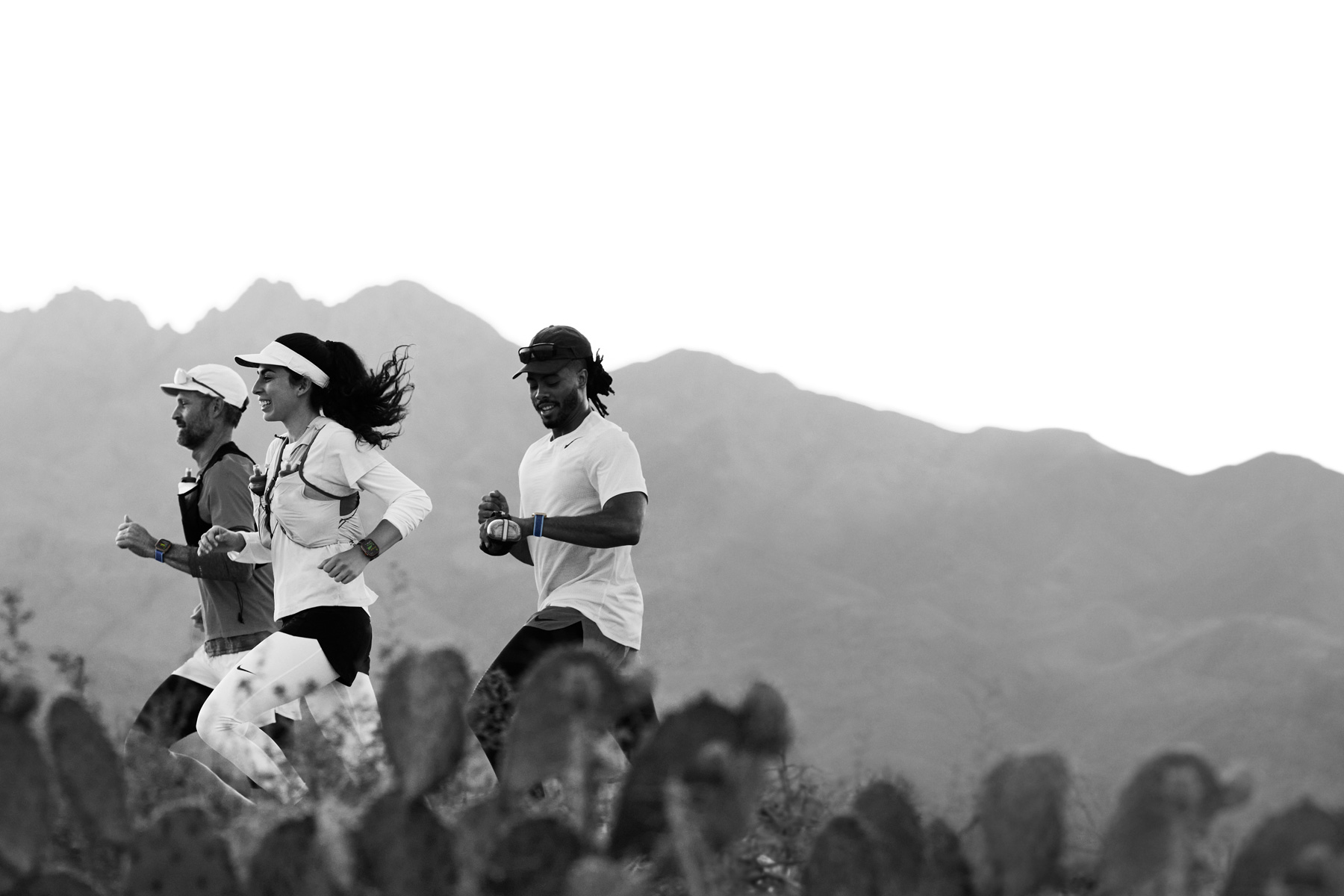 Trois personnes courant dans le désert suivent leur séance d’entraînement sur leur Apple Watch Ultra 3