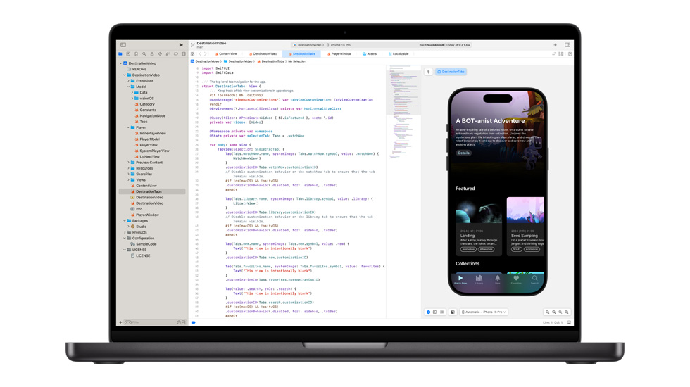 Een geopende Mac. Op het scherm is de programmeer-app Swift van Apple te zien.