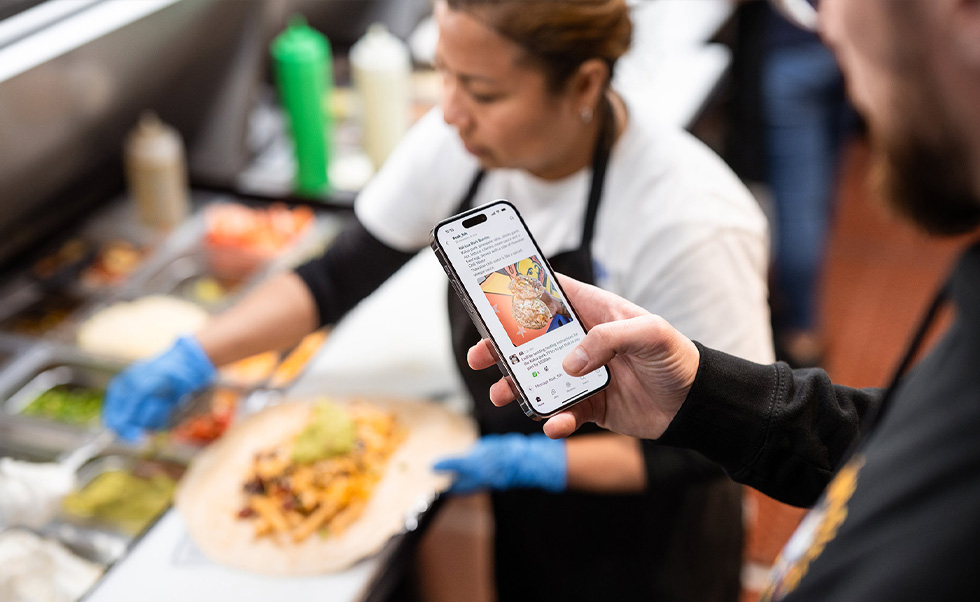 iPhone’daki Slack uygulaması, Señor Sisig ekibinin farklı konumlardan sorunsuz bir şekilde iletişim kurmasını sağlıyor.