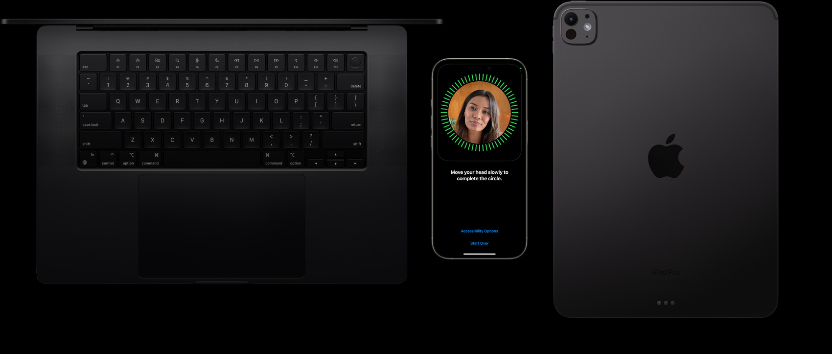 Een MacBook in Spacezwart, een iPhone in Naturel Titanium en een iPad in Spacezwart naast elkaar met een Face ID-configuratie die wordt weergegeven op de iPhone