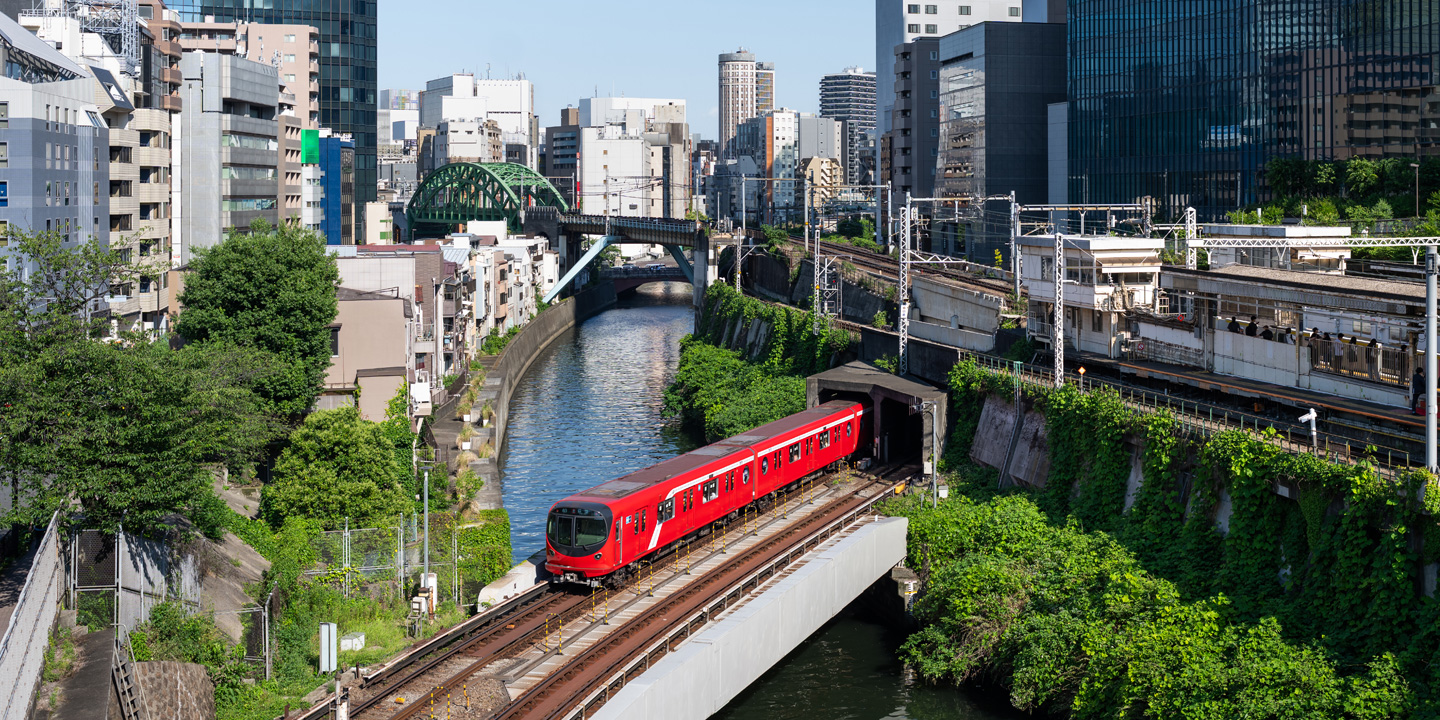 Scènes du métro de Tokyo montrant des trains traversant des ponts, des opérations quotidiennes et des travaux d’entretien.
