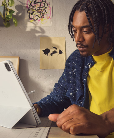 Ein Mann im Büro mit einem 12,9" iPad Pro in Silber