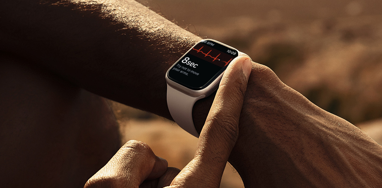 En person tar et EKG med EKG-appen på Apple Watch.