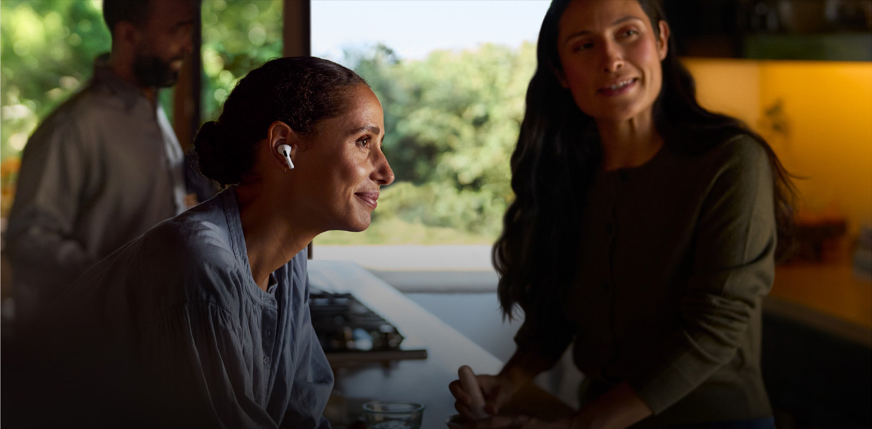 En kvinne med AirPods Pro 2.