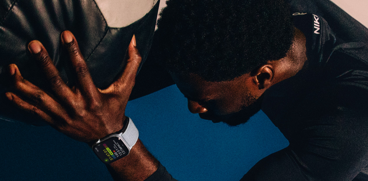 En mann som trener med Apple Watch.